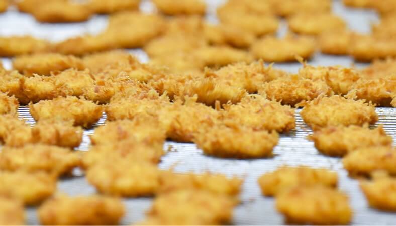 時間をかけて作り上げられた「甘辛チキン南蛮カツ」独自の製造ライン