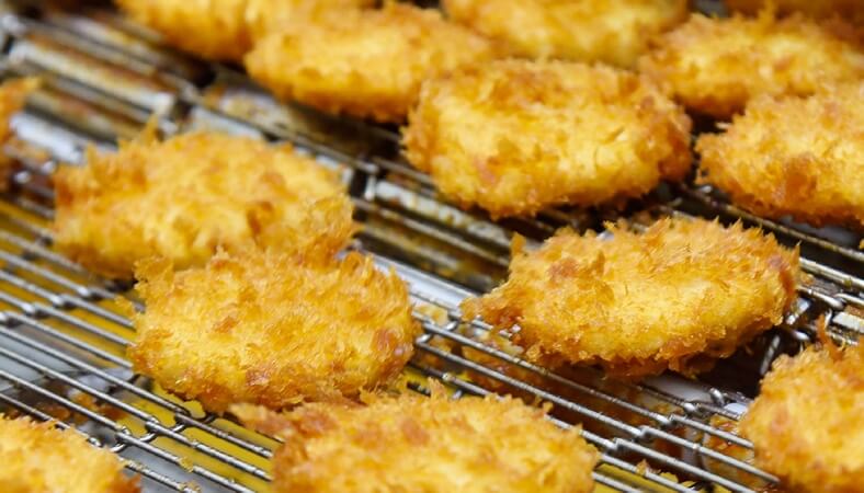 製造に携わるすべての人の情熱や努力、そして食研の確かな技術力によって「甘辛チキン南蛮カツ」は作られています