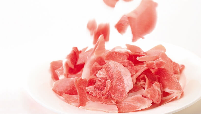 国産のお米を食べて育った豚肉は、きめが細かく、かむとじわっと甘みがあります。