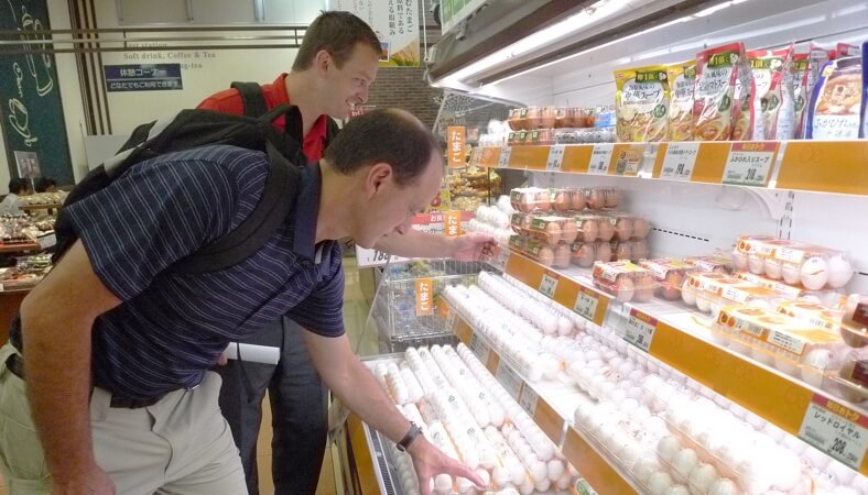 コープ南浦和店のたまご売り場で、自分たちが育てたトウモロコシを食べて育った鶏のたまごが販売されていることに感動