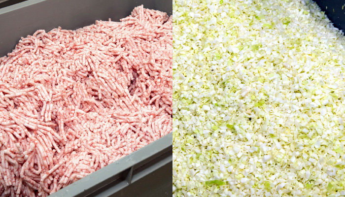 （左）赤身と脂身のバランスがいい豚の頭肉を中心にジューシーな食感になる比率でブレンド （右）国産キャベツは約3.2ミリ角にカット。冷凍餃子の概念を覆すシャキシャキとした食感に