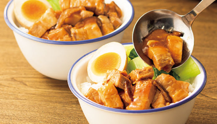「八角香る！ルーローファン（台湾風とろとろ豚バラご飯）」は、手軽に世界各国の名物料理が楽しめる「World Dish」の人気商品。