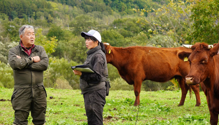 上田さんの指導のもと、経営についても考えながら有機牛の肥育に取り組んでいます。