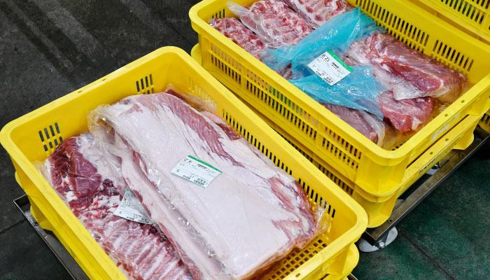 徹底した温度管理のもと、販売向けのお肉の加工やトレーへの盛り付けなどを行う「桶川生鮮センター」へと運ばれます