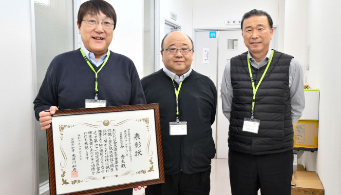 株式会社コープデリフーズのみなさん。茨城ミートセンターは令和6年、衛生保持の功績により茨城県より表彰されました