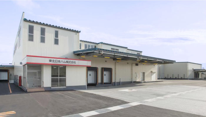「国産豚肉のちょっと小さめパリッとウインナー」を製造する、山形県酒田市にある東北日本ハム株式会社の山形工場