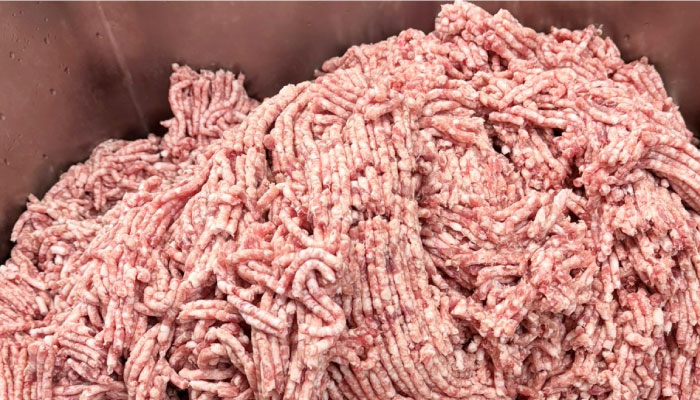 微調整を重ねてたどり着いた、理想のミンチ肉。粒の大きいあらびき肉と、なめらかな細びき肉を絶妙にブレンドし、食感のバランスを追求しました。