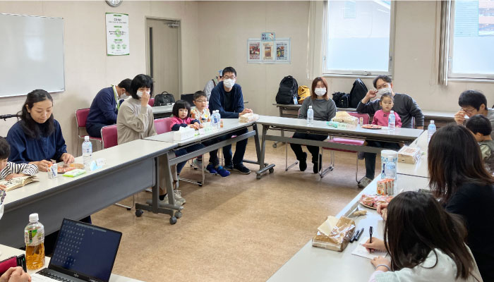 グループインタビューの様子。試食をした子どもたちからは、おいしい!の声が上がりました