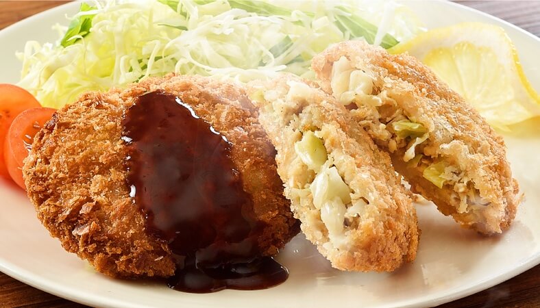 旬ならではのキャベツの甘みと食感、そして肉のうまみを楽しめる季節限定のメンチカツです。
