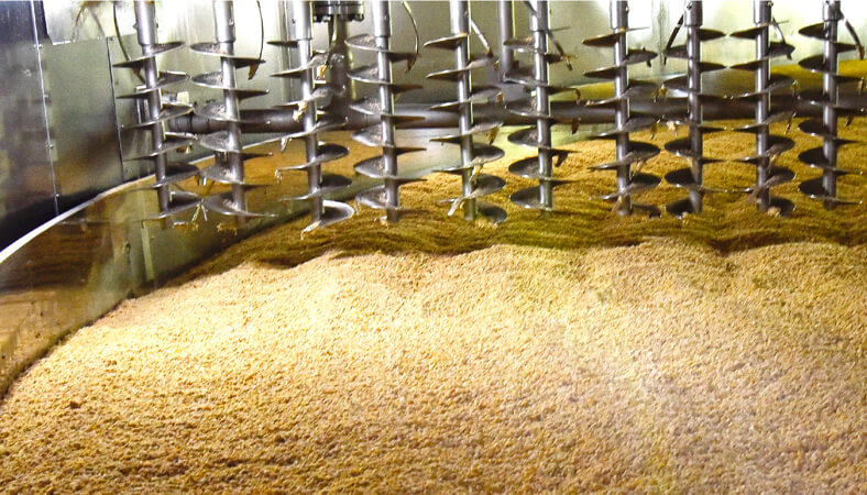 蒸した大豆と小麦を種麹菌と合わせ、温度・湿度を管理して「しょうゆ麹」を作ります