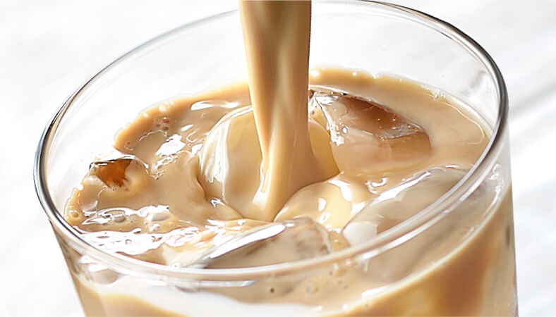 コーヒーとミルクの比率を1：1に。濃厚なコーヒーとまろやかなミルクが織りなす、大人の味わい