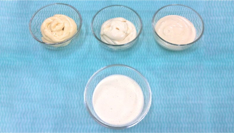 写真上段左から 卵黄タイプ・耐熱タイプ・豆乳タイプのドレッシング。この3種類を混ぜ合わせ、新たな専用のドレッシング（写真下段）が完成しました。