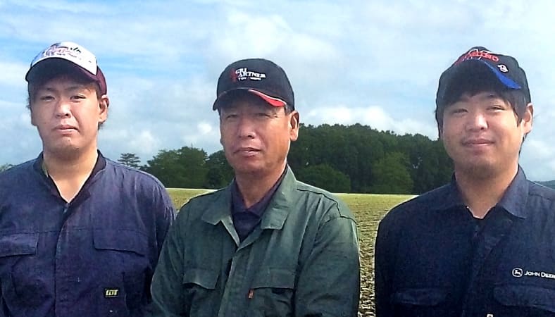 梶原農場 梶原和亀男さんは、頼もしい後継者の息子さん（右・英俊さん、左・将宏さん）とともに北海道勇払郡安平町の広大な畑でそば栽培に取り組んでいます。