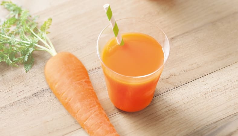 にんじんが苦手な子どもでも飲めるジュースを目指して試行錯誤を繰り返した末、飲みやすいにんじんベースのジュースが誕生しました