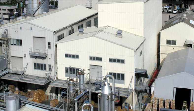 ミヨシ石鹸株式会社 神戸工場。油脂からせっけん製品を作るまでの一貫体制が整っています