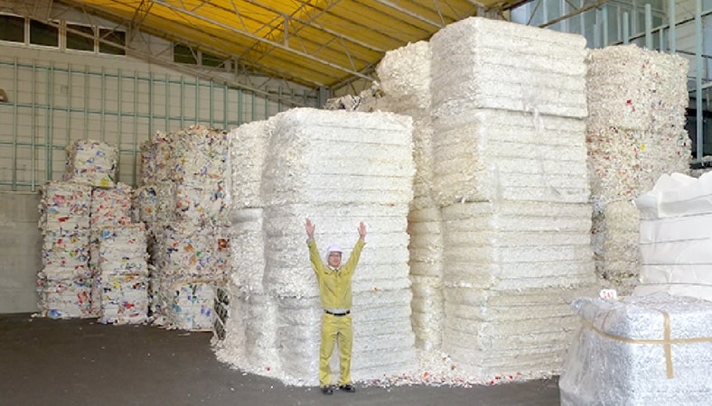原料となるコピー用紙や牛乳パックなどが、全国からこんなにたくさん回収されて工場に運ばれてきます。