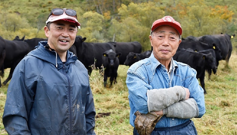 右）榛澤牧場代表　榛澤保彦さん、左）榛澤孝さん、「やっぱり生き物はいいね。なつくと嬉しいし、やりがいがある」と保彦さん。